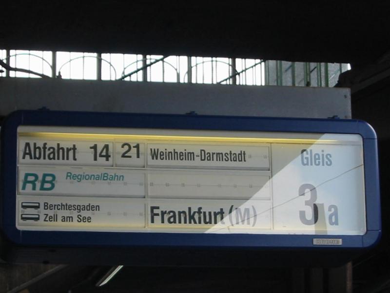 Jetzt hat die Regional Bahn nach Frankfurt a. M. pltzlich Kurswagen nach Berchtesgaden und nach Zell am See. Eindeutig eine Zugzielfalschanzeiger. Bild wurde in Heidelberg Hbf gemacht.