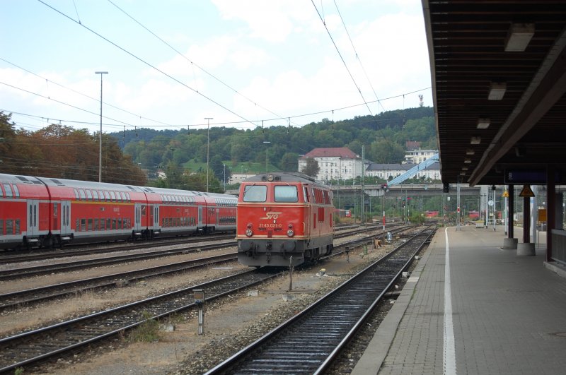 Jetzt heit es sich schnell zu entscheiden, denn die Signale der Durchfahrtsgleise in Ulm stehen in beiden Richtungen auf grn. Aus der einen Richtung kommt eine ex. DR-V 100, aus der anderen eine 2143 der SVG. Ich entschied mich fr die eher seltene 2143 021-0. Aufgenommen am 28.8.2009.
