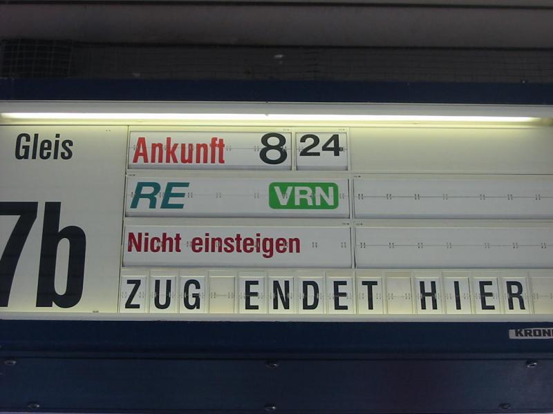 Jetzt kommt der RE von Frankfurt pl�tzlich um 8:24 an und nicht um 15:24. Ein Zugzielfalschanzeiger. Aufnahme in Mannheim Hbf.
