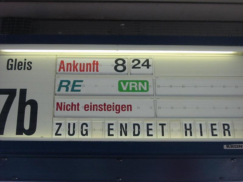 Jetzt kommt der RE von Frankfurt pltzlich um 8:24 an und nicht um 15:24. Ein Zugzielfalschanzeiger. Aufnahme in Mannheim Hbf.