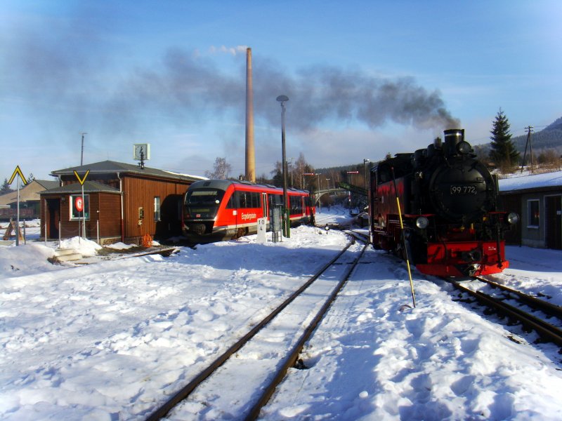 Jetzt schlgts 13 (Uhr), die Lokpersonale verbringen gemeinsam ihre Mittagspause, Cranzahl am 16.01,2009