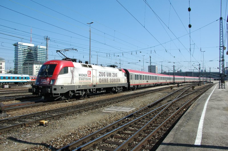 Jetzt ist sie wieder rot: Die Wiener Stdtische (1016 047) am 28.03.09 am Schlu des EC 113 in Mnchen Hbf