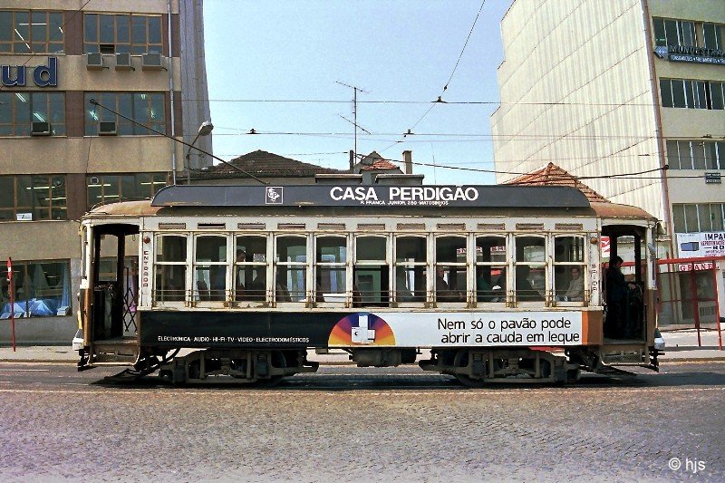 Jetzt steht einmal der Triebwagen gerade, und die H�user stehen schief (Tw 269 in Matosinhos, 11. Mai 1988). Man sieht hier gut die f�r Porto typischen  umgedrehten  Maximum-Drehgestelle (angetriebene Achsen zur Wagenmitte).