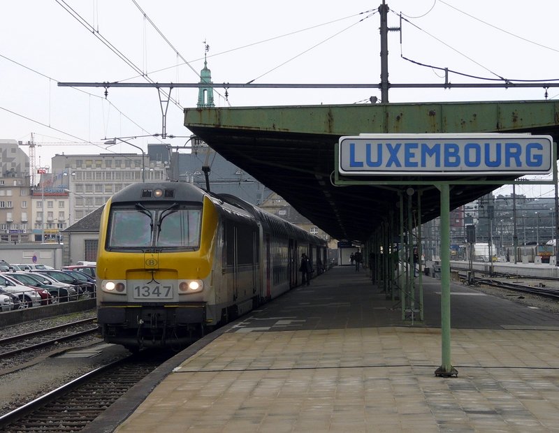 Jetzt steht der Zug nach Br�ssel abfahrbereit im Bahnhof von Luxemburg und die Fahrg�ste k�nnen einsteigen. 05.04.08