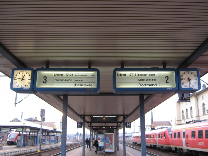 Jetzt wei ich, warum es bei der Bahn gelegentlich zu versptungen kommt... man kann sich Firmenintern schon auf keine Uhrzeit einigen. So gesehen im BF Gotha. 14.03.2009.