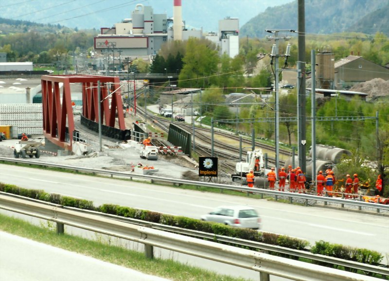  Jetzt wird es ernst  Am Montag den 20.04.09 werden die ersten Zge ber die neue Brcke rollen.Die Gleise bei der alten Brcke und die Fahrleitung sind schon abgebaut.ber Samstag u.Sonntag besteht zwischen Untervaz/Trimmis-Landquart ein Bahnersatzverkehr mit Bus.Zizers 18.04.09