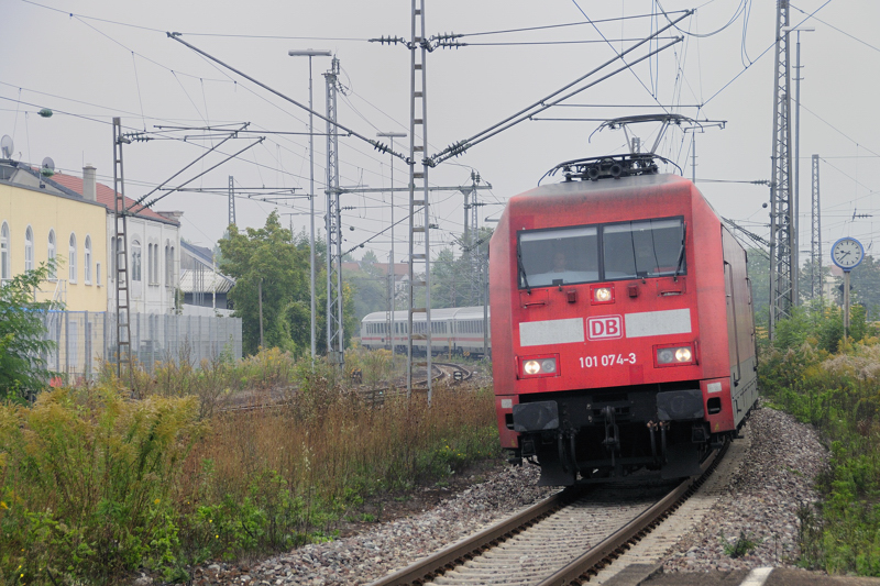 Jetzt wird sicher wieder gedacht... nur ne 101 mit IC. Aber, 101 074-9 ist eine der wenigen 101er, die bis dato noch nie eine Werbung gesehen hat. Vor ihr machte der Folientick bis jetzt Hp0. (Auf Durchfahrt Gppingen whrend den Mrklin-Tagen 2009 am 19. September).