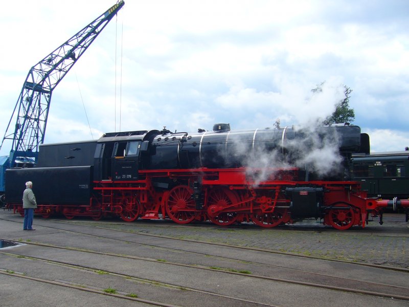Jetzt wird wieder richtig Dampf gemacht.
Die 23-076 der VSM wird fertig gemacht zum Indizierfahrt.
