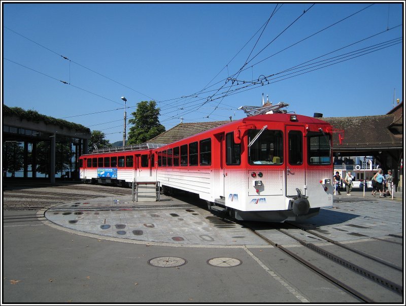Jetzt wird der Zug bereitgestellt, mit dem ich zur Rigi Kulm fahren werde. (20.07.2007)
