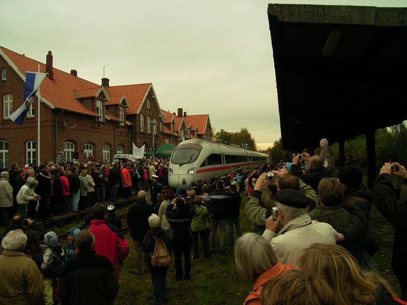 Jever, 18.10.2008 09:46 Uhr!
Ein wohl einmaliges Event nimmt seinen Lauf: Der ICE 3, BR 605 018-3 luft in Jever ein, um hier vor Ort mit einem frisch gezapftem Glas Jever-Pils auf den Namen  Jever  getauft zu werden.
Auf dem sonnst eher verwaistem Bahnhof drngeln sich ca 1500 Menschen, die dem Event beiwohnen mchten - auch an der Strecke (KBS 393) stehen die Menschen spalier, um diesen seltenen Gast begren zu knnen.