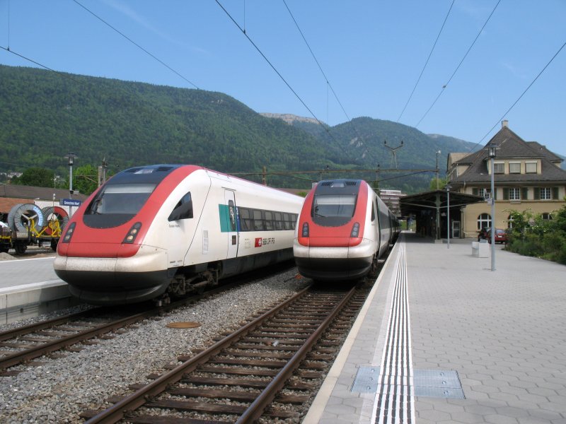 Jeweils zur vollen Stunde kreuzen sich auf dem BLS/MLB Bahnhof Grenchen Nord die ICN Genve/Lausanne - Biel/Bienne - Basel. 
Hier der ICN 620 Basel - Genve (links) und der ICN 1623 von Lausanne nach Basel. 
Grenchen, den 2. Mai 2007
