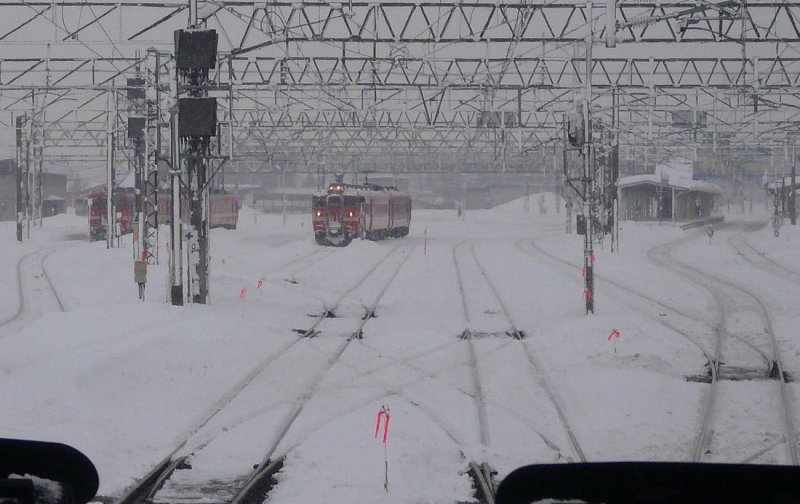 JR Serie 711: Die Züge der Serie 711 sind heute weitgehend aus dem Zentrum von Sapporo in ländlichere Gegenden verdrängt. Hier wartet Zug 711-104 in Takikawa auf ihren nächsten Einsatz. 17.Februar 2009. SAPPORO-ASAHIKAWA