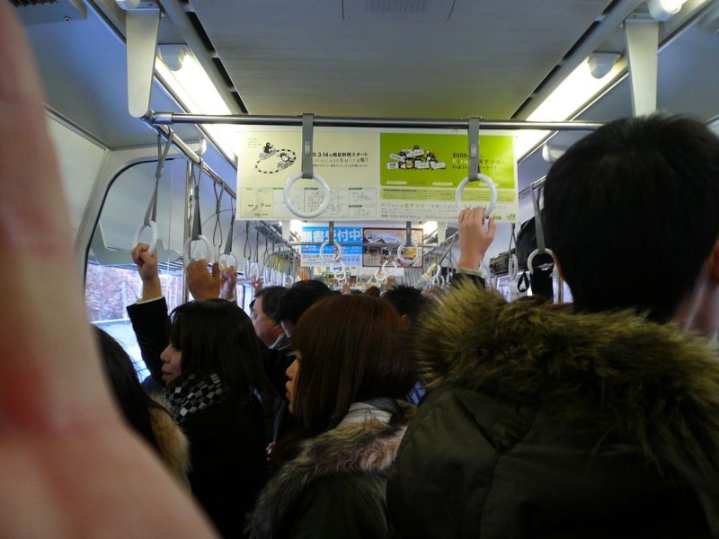JR Serie 731:　Auch in Sapporo sind die Züge oft voll, aber nur auf relativ kurzen Distanzen. Blick in den Längssitzwagen KUHA (motorloser Steuerwagen) 731-215 des Zuges 731-115. 19.Februar 2009.  