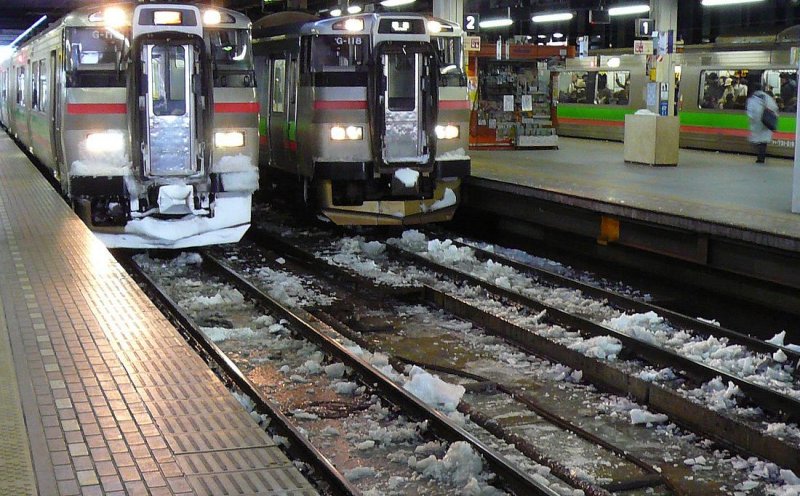 JR Serie 731:　Viel Eis und Schnee im Sapporo Hauptbahnhof. Die beiden 731-115 und 731-108 sind startbereit. 19.Februar 2009. S-BAHN SAPPORO 