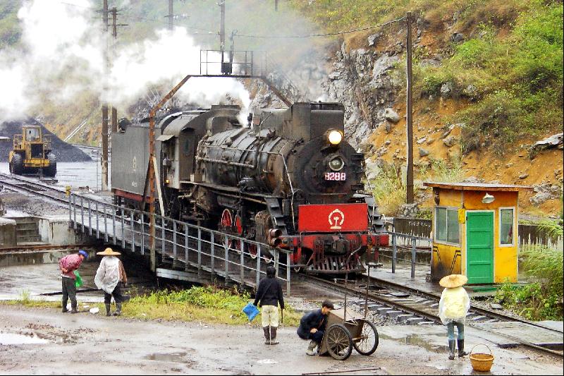 JS 8288 auf der Drehscheibe im Betriebswerk bei Hechi, Dezember 2002