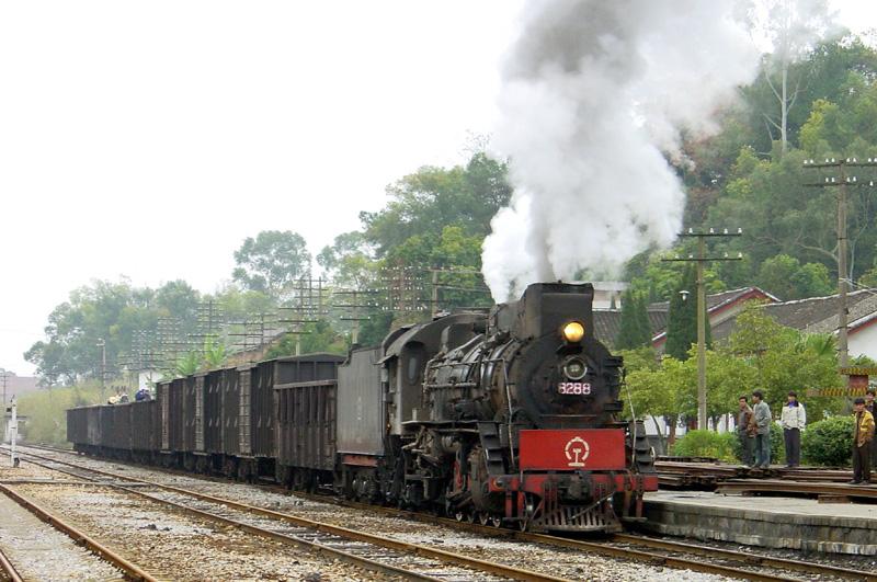 JS 8288 bei Anfahrt in Pohua Richtung Pingzhai/Shangchan, Dezember 2002