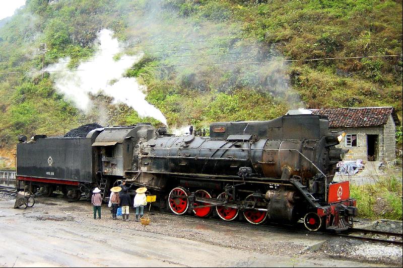 JS 8288 beim Entschlacken im Betriebswerk bei Hechi, Dezember 2002