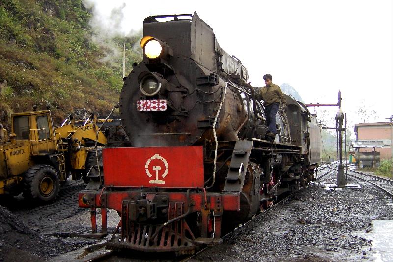JS 8288 beim Wasserfassen, Depot bei Hechi, Dezember 2002