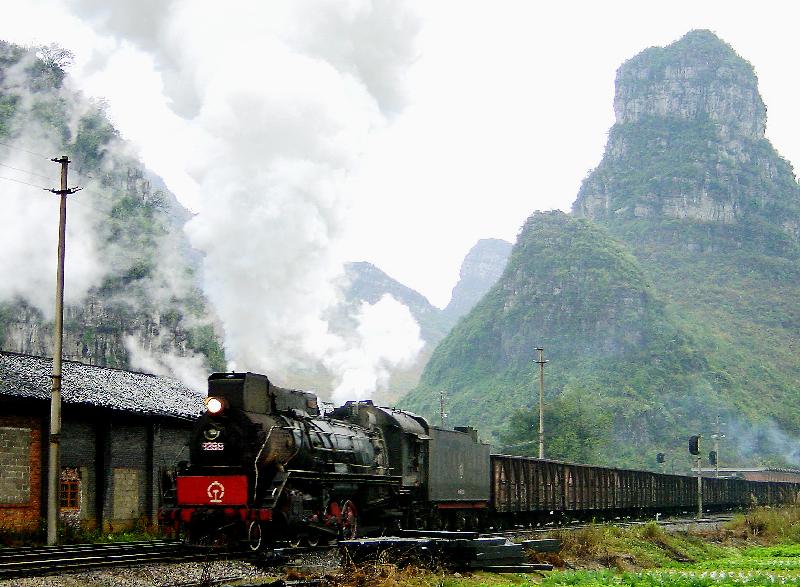 JS 8288 unterwegs auf dem Abschnitt zwischen Betriebswerk und Hechi, Dezember 2002