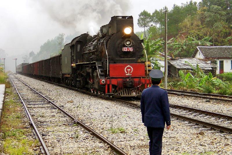 JS 8376 bei Ausfahrt in Pohua Richtung Hechi, Dezember 2002
