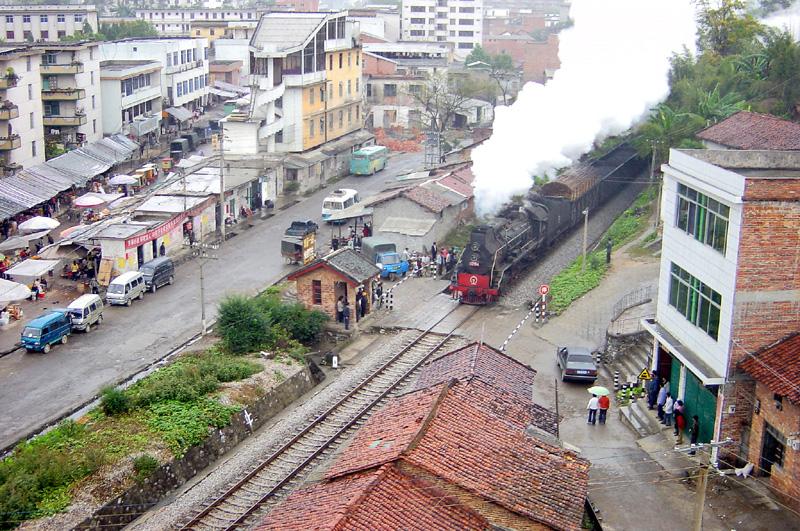 JS bei Ortsdurchfahrt auf dem Abschnitt Pingzhai-Hechi, Dezember 2002