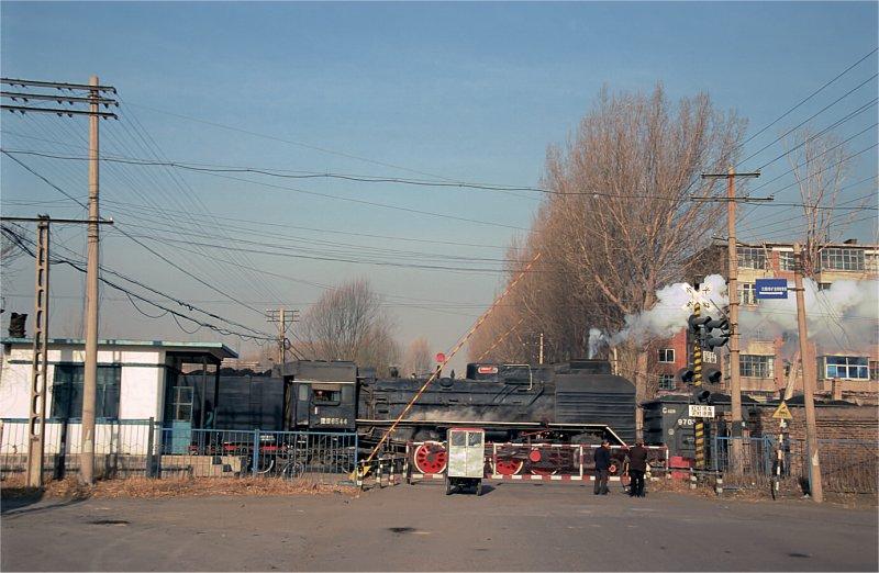 JS6544 faehrt mit einem Kohlezug zureck zum heimatlichen Rangierbahnhof in Yuanbaoshan! November 2002 