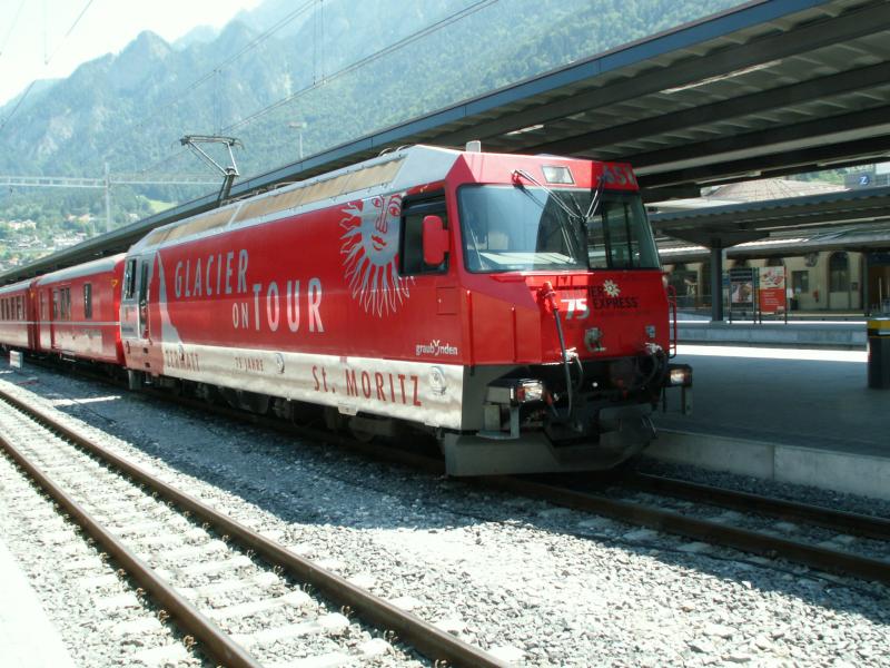 Jubi Lok(75 Jahre Glacier Express)Ge 4/4 III vor Schnellzug nach St.Moritz am 13.07.05 in Chur