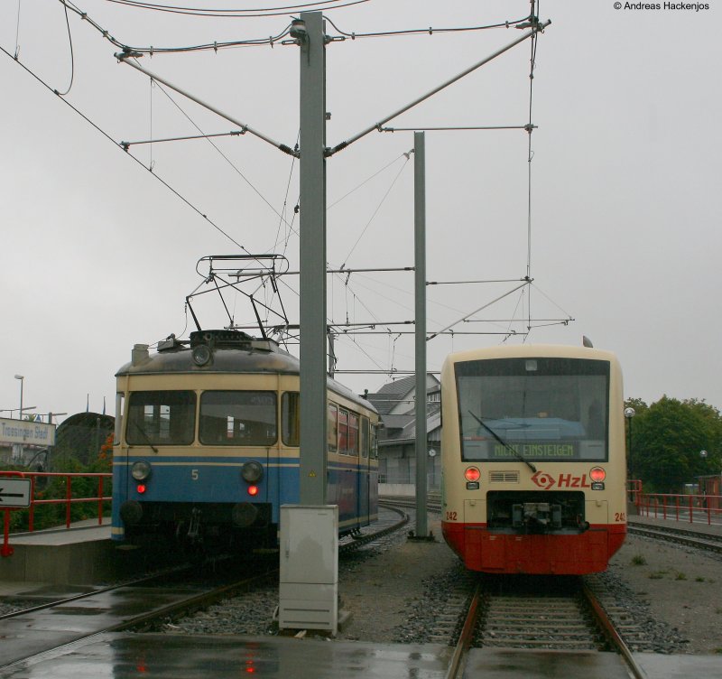 Jubilum 5 Jahre Ringzug: Triebwagen T5 der Trossinger Eisenbahn  und VT 242 der HzL in Trossingen Stadt 13.9.08