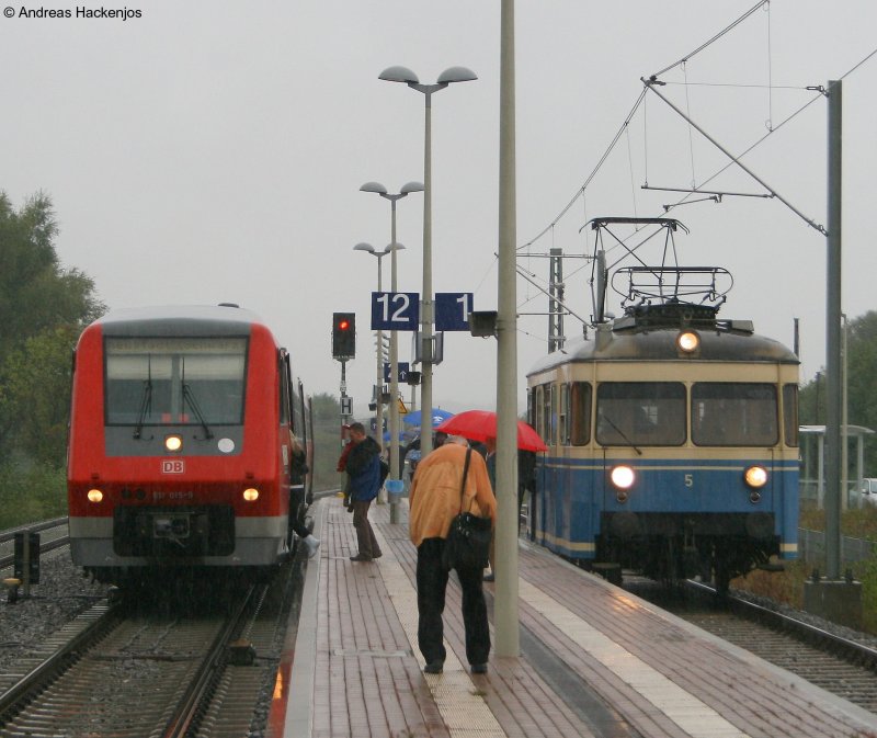 Jubilum 5 Jahre Ringzug:611 515-8 verlsst Trossingen DB als RE 22313 nach Neustadt(Schwarzw) whrend rechts der T5 der Trossinger Bahn auf die Abfahrt wartet 13.9.08