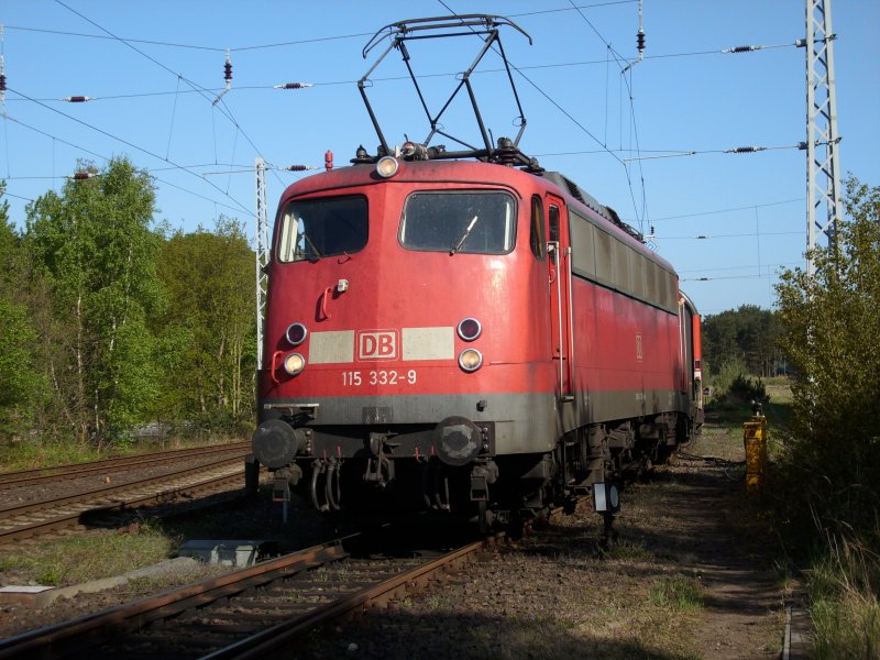 Jubilumsbild fr mich das 1500 Eisenbahnbild bei Bahnbilder.de!
115 332 holte am 09.Mai 2009 in Binz die Wagen fr den EC 379 Binz-Brno vom Abstellgleis ab.