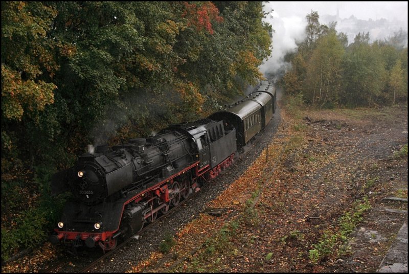 Jubilumsdampf 30 Jahre BFS Brgerbahn: 50 3655 erreicht am regnerischen 05.10.2008 den Bahnhof Ldenscheid. 