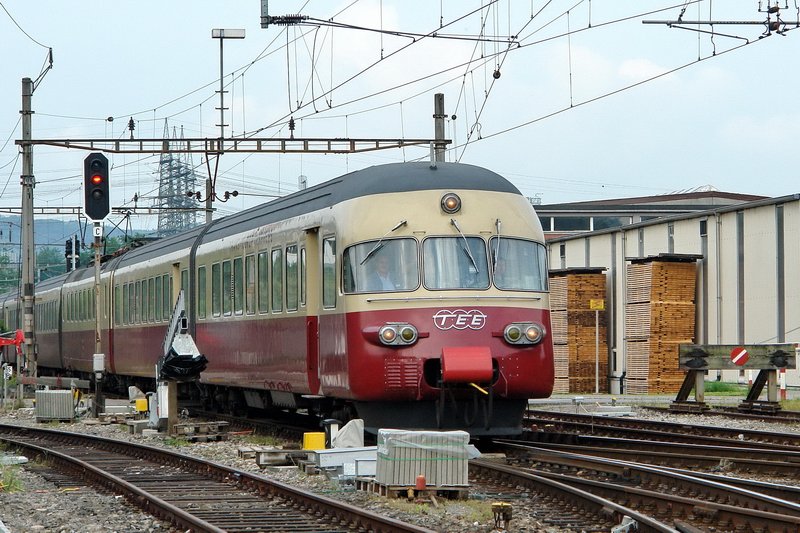 Jubilumsfahrt  50 Jahre TEE-ra . Der TEE II RAe 1053  Gottardo  bei der Durchfahrt am Bhf. Laufenburg (Aargau) in Richtung Koblenz. Bei dieser Teleaufnahme mit 120mm Brennweite wirkt die Front ganz anders, als bei meinem zweiten Bild in Brugg AG (ID 111126) mit einer 24mm Brennweite. 9.6.2007