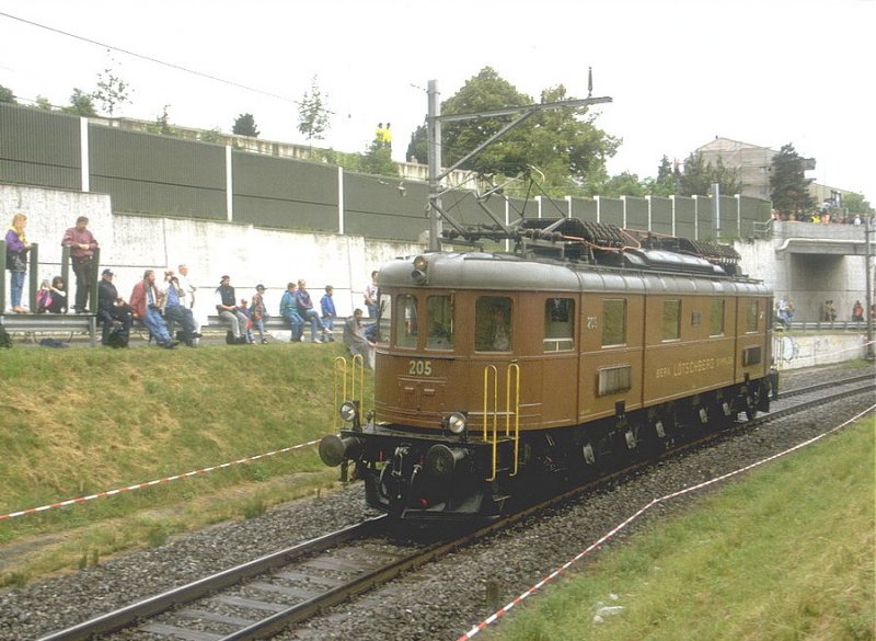 Jubilumsparade 1997 in Lausanne.Die BLS Lok Ae 6/8 Nr.205
(1926-1943)auf der Paradestrecke.(Archiv P.Walter)
