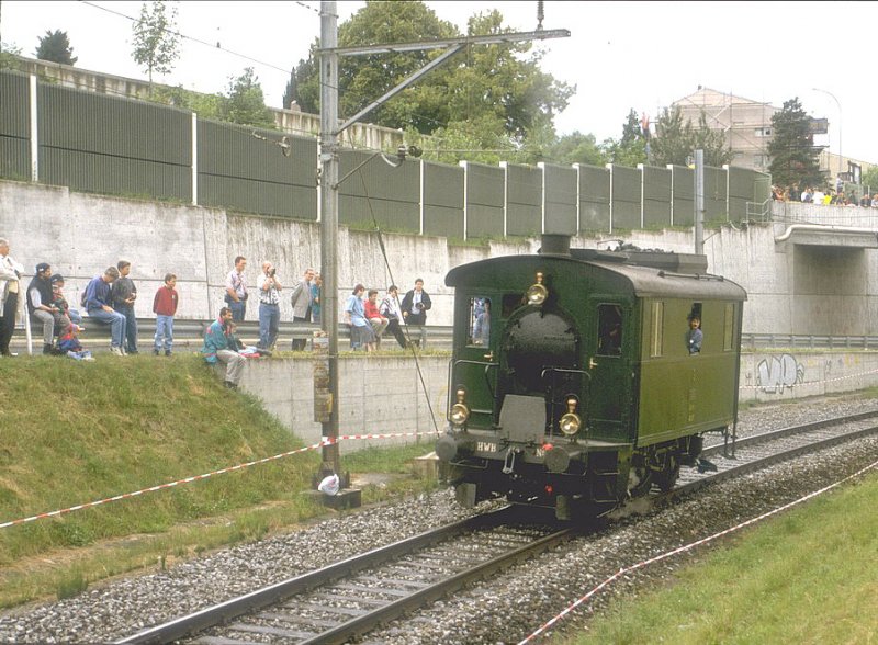 Jubilumsparade in Lausanne 1997.150 Jahre Schweizer Eisenbahnen.
Dampflok Ec 3/3 SLM 1936 der Huttwil-Wolhusen Bahn (HWB)an der Parade.Anders als bei den Paraden in Nrnberg/DE 1985 und in Strasshof/ 1987,wurden(wohl aus Mangel an hist.Wagenmaterial)nur Lokomotiven und Triebwagen gezeigt.(Archiv P.Walter)