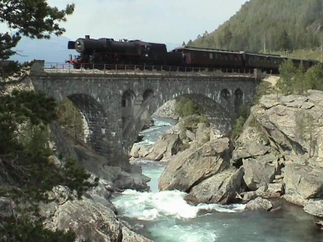Juli 2004: Dampfzug mit 2770 ex DRG 52 auf der Raumabahn im Romsdal (Norwegen).