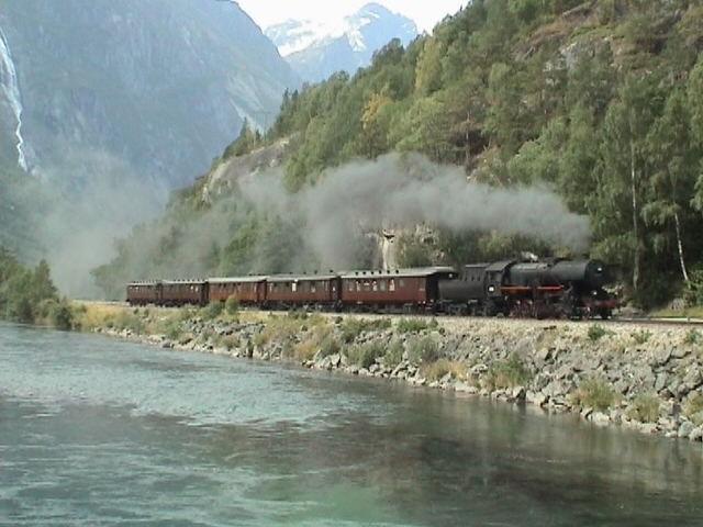 Juli 2004: Dampfzug mit 2770 ex DRG 52 auf der Raumabahn im Romsdal (Norwegen). 