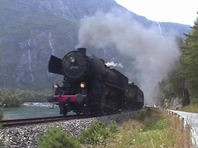 Juli 2004: Dampfzug mit 2770 ex DRG 52 auf der Raumabahn im Romsdal (Norwegen).