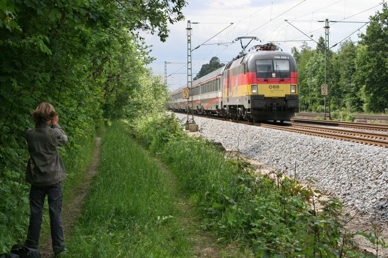 Julian Hoffrichter beim Fotografieren des Deutschland Taurus in Haar (bei M�nchen). 02.06.2009.