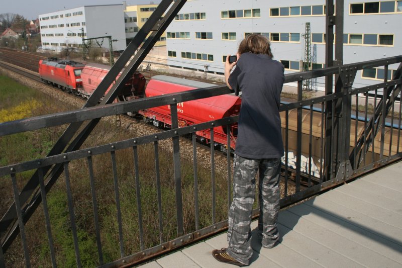 Julian Hoffrichter macht gerade einen Nachschuss von 185 044. Regensburg, 07.04.2009.