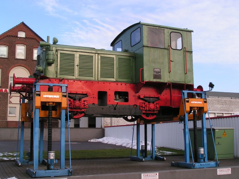 Jung Lok VN 234 von 1954 bei der Firma HYWEMA in Solingen gesehen am 05.03.2004. Die Lok dient zur plastischen Veranschaulichung der eigenen Hebevorrichtungen.