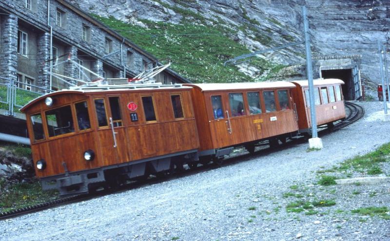 Jungfraubahn lok 11 mit ein talfahrendes zug bei Eigergletscher