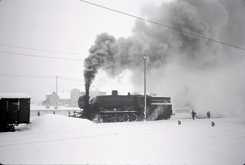 JZ 29-002 im Schneesturm an einer kleinen Station zwischen Zidani Most und Dobova, 2.Januar 1971.