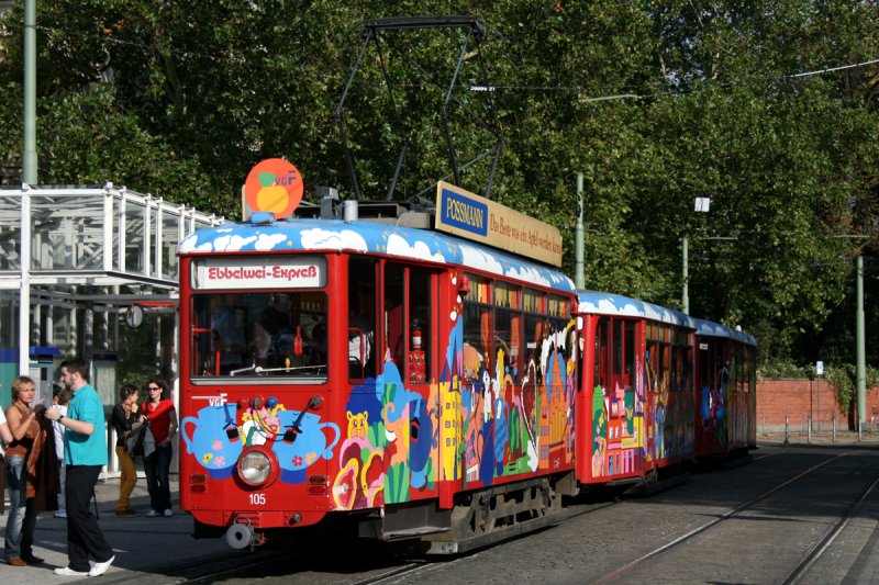 K-Wagen 105 des Ebbelwei Express an der Haltestelle  Zoo  mit zwei k-Beiwagen. (26.09.2009)