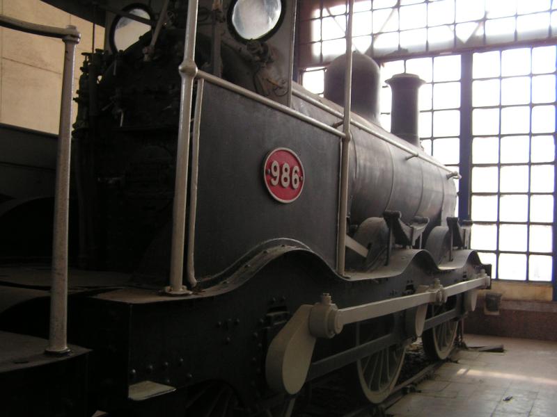 Kairo,Egyptian National Railway Museum.Hier eine andere Ansicht der  Stephenson  Lok No.986 Die ganze Lok bekam man durch die Enge des Raumes bedingt,nicht auf ein Bild.22.03.05