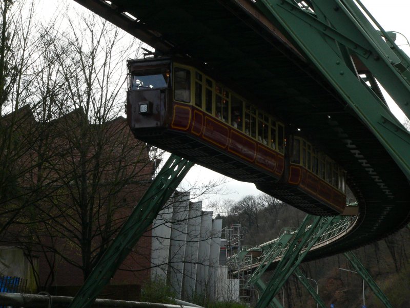 Kaiserwagen der Wuppertaler Schwebebahn. Dieser Zug aus dem Jahre 1900 (!) ldt regelmig zu Kaffeefahrten ein. Sein Motorengerusch ist krftig, man erkennt ihn so schon von weitem. 21.3.2008
