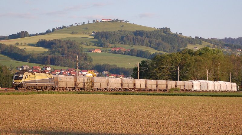 Kalkzug 61036 gezogen von der ES 64 U2-081
fhrt am Abend des 12.05.2008 ber das Gemeindegebiet
von Nussbach.