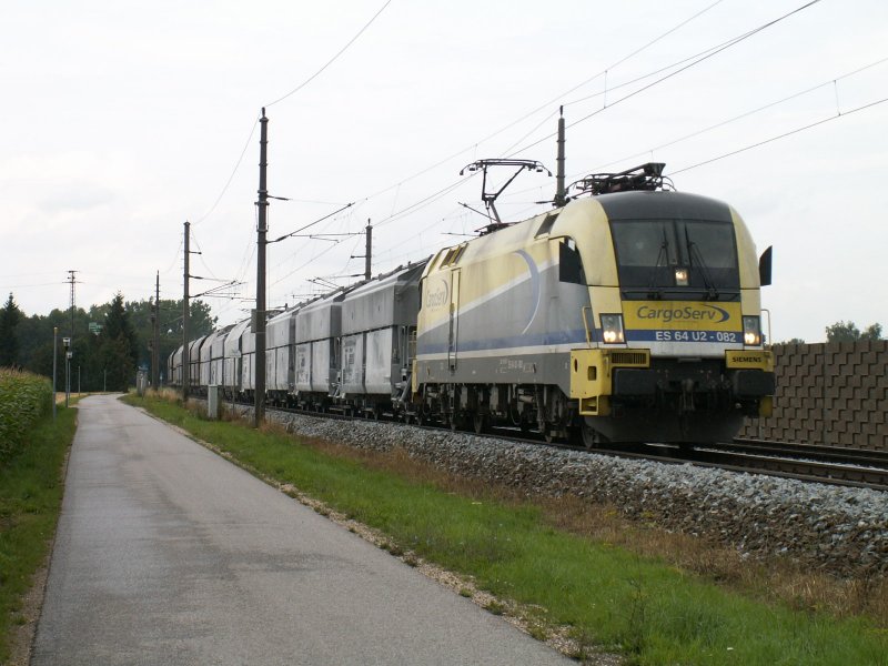 Kalkzug 61037 mit ES 64 U2-082 am 11.4.2007 bei leichtem Regen nach Ansfelden mit Ziel Steyrling