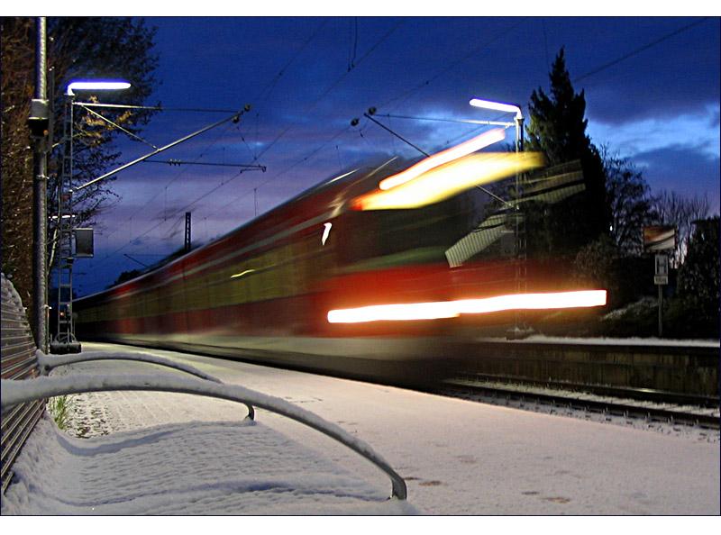 Kalt - 

Einfahrt eines ET 420 an einem Wintermorgen in den Rommelshausener Bahnhof. 

18.12.2005 (J)