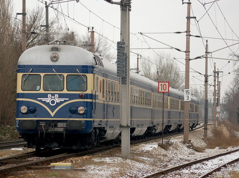 Kam ganz �berraschend am 15.12.2007 als Sonderzug nach Mailberg vorbei. Das Foto entstand kurz vor dem Halt im Bahnhof Korneuburg. 
