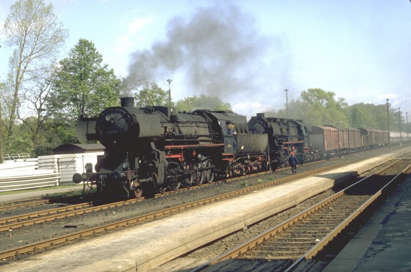 Kamenz im Mai 1983,zur Abfahrt mit einem Gterzug bereit sind die beiden Dampfloks 52 6721-6 und 52 8192-8 (Archiv P.Walter)